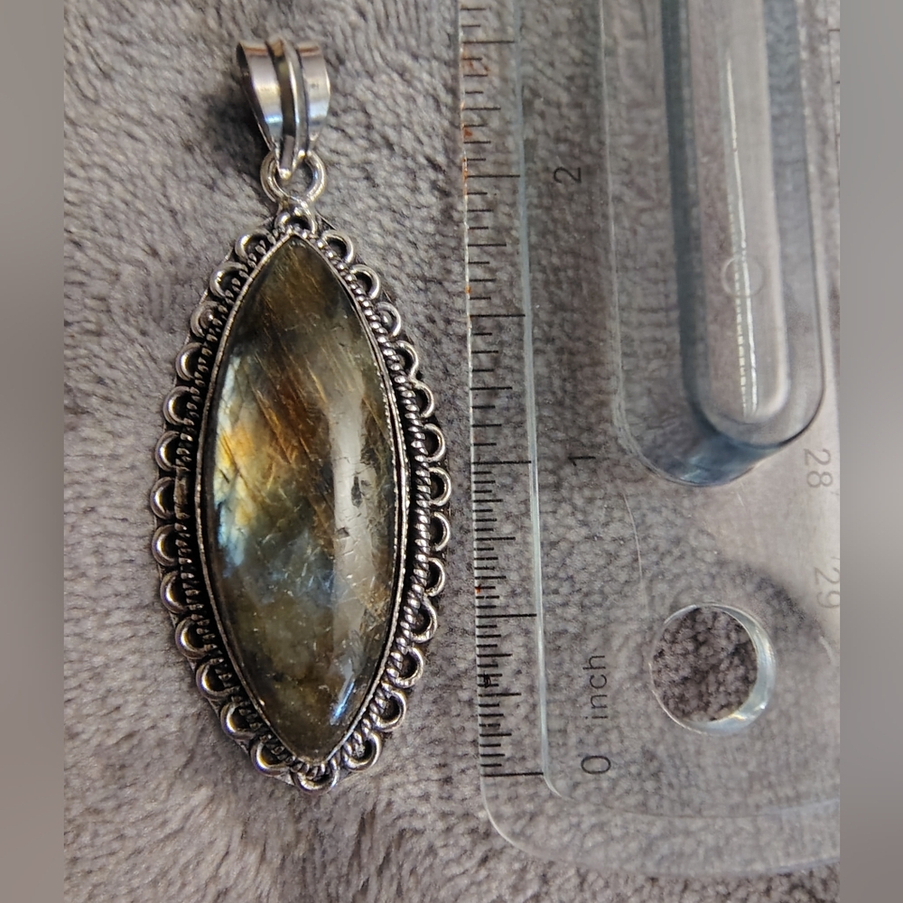 Marquis Labradorite And Silver Pendant - Picture 6 of 7